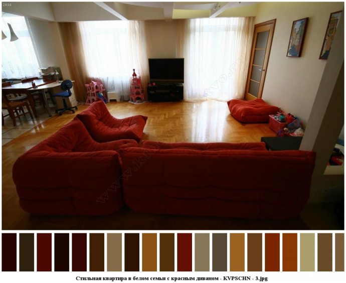 Стильная квартира в белом семьи с красным диваном для съемок 2