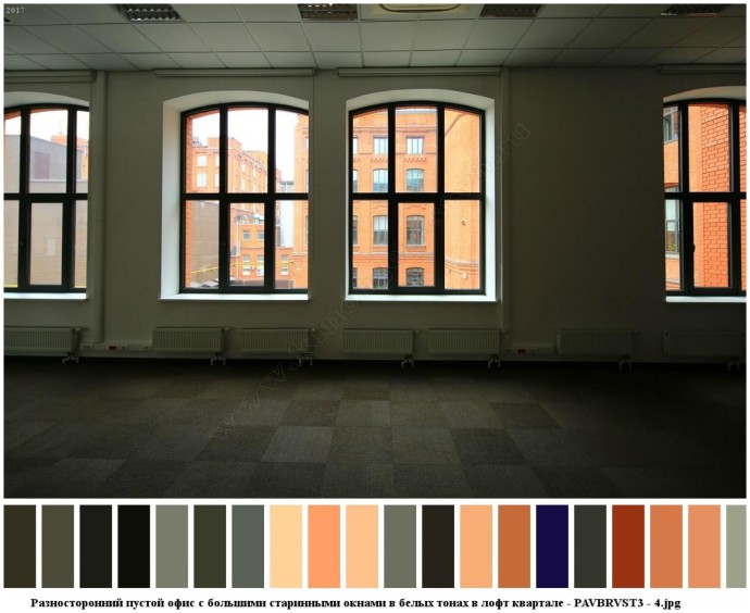 Разносторонний пустой офис с большими старинными окнами в белых тонах в лофт квартале для съемок 3