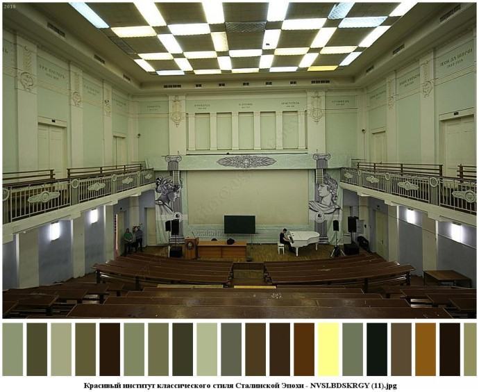 Красивый институт классического стиля сталинской эпохи для съемок 10