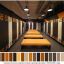 Спортивная раздевалка оранжевая и черная современные просторные для съемок 5