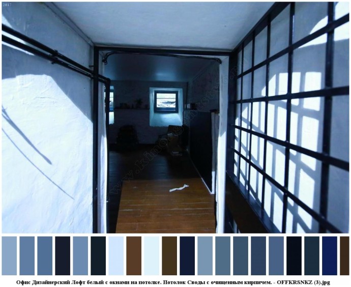 Офис дизайнерский лофт белый с окнами на потолке. потолок своды с очищенным кирпичем. для съемок 2