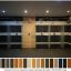Спортивная раздевалка оранжевая и черная современные просторные для съемок 9