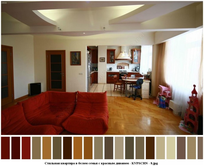 Стильная квартира в белом семьи с красным диваном для съемок 7