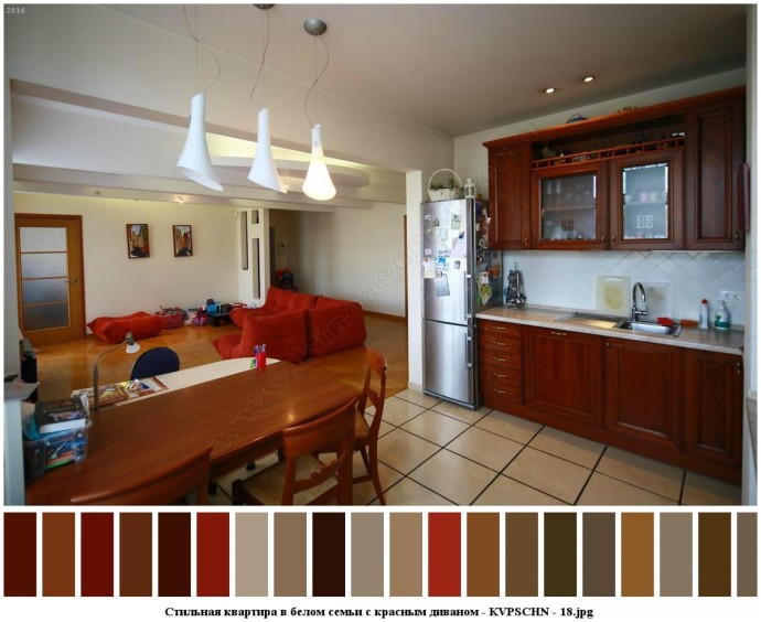 Стильная квартира в белом семьи с красным диваном для съемок 17