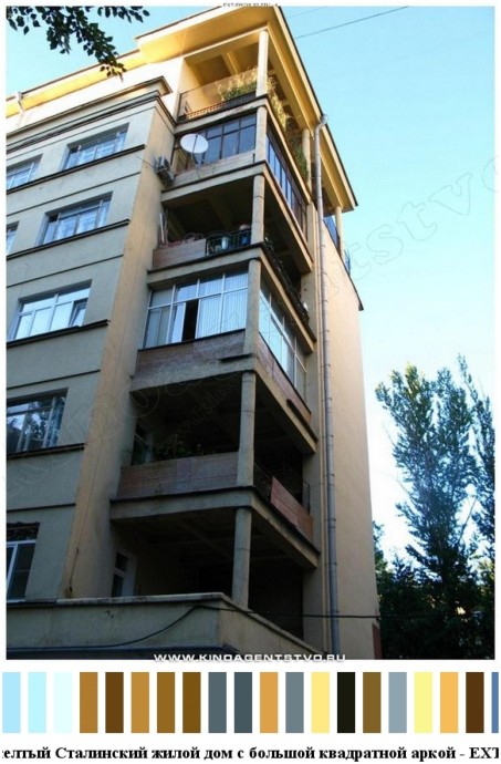 Оригинальный желтый сталинский жилой дом с большой квадратной аркой для съемок 7