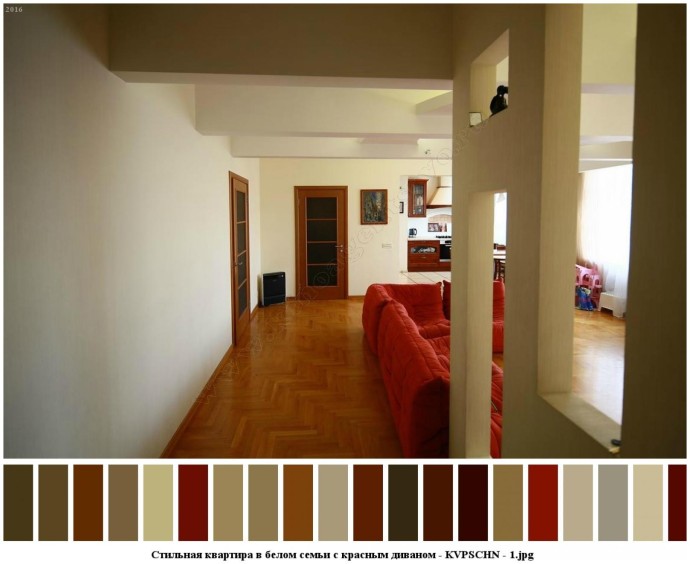 Стильная квартира в белом семьи с красным диваном для съемок 0
