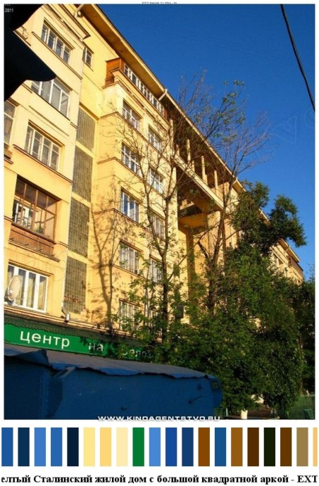 Оригинальный желтый сталинский жилой дом с большой квадратной аркой для съемок 13