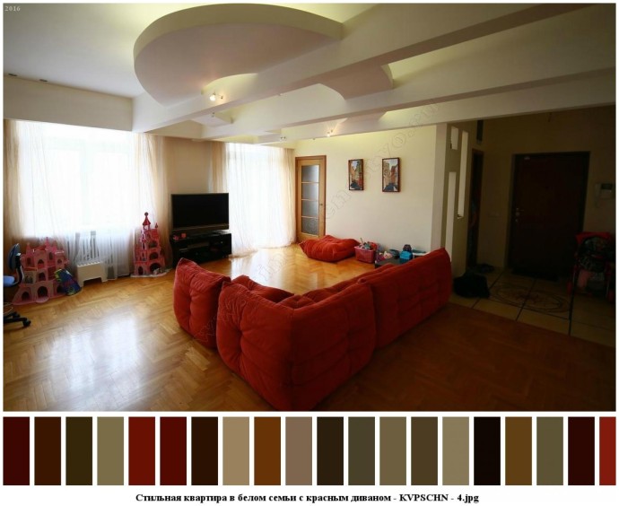 Стильная квартира в белом семьи с красным диваном для съемок 3