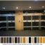 Спортивная раздевалка оранжевая и черная современные просторные для съемок 7