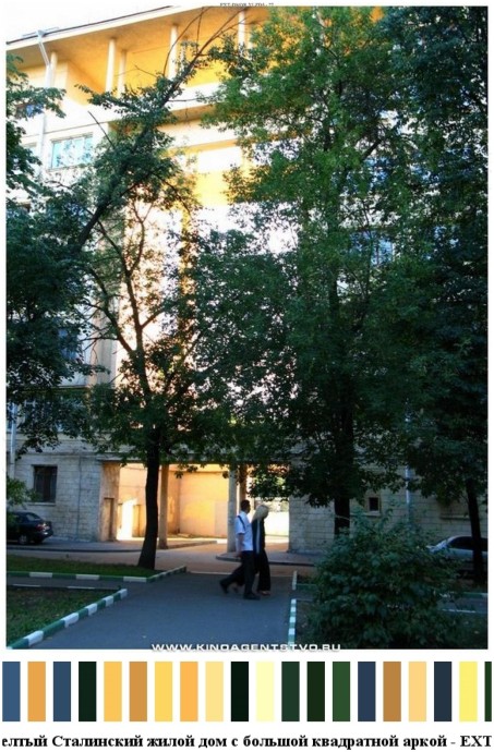 Оригинальный желтый сталинский жилой дом с большой квадратной аркой для съемок 16