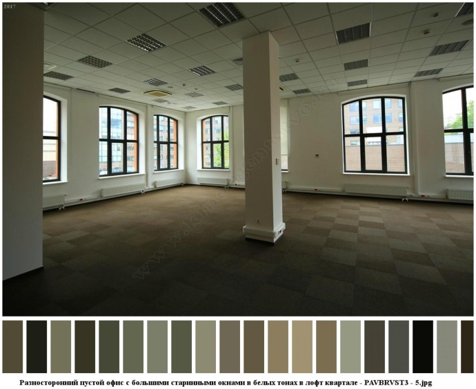 Разносторонний пустой офис с большими старинными окнами в белых тонах в лофт квартале для съемок 4