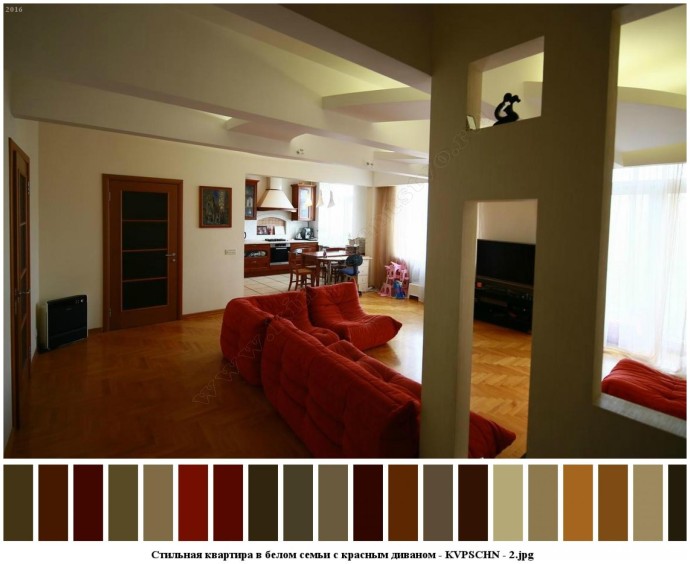 Стильная квартира в белом семьи с красным диваном для съемок 1